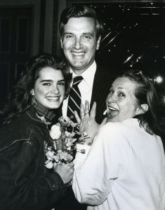 Brooke Shields with parents 1985, NY.jpg